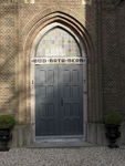 907734 Gezicht op de ingangspartij van de voormalige oud-katholieke St.-Jakobuskerk (Bemuurde Weerd O.Z. 55) te ...
